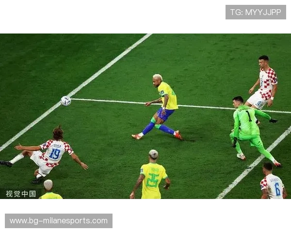 内马尔门前回敲制造第二次进攻，巴西连环猛攻不止