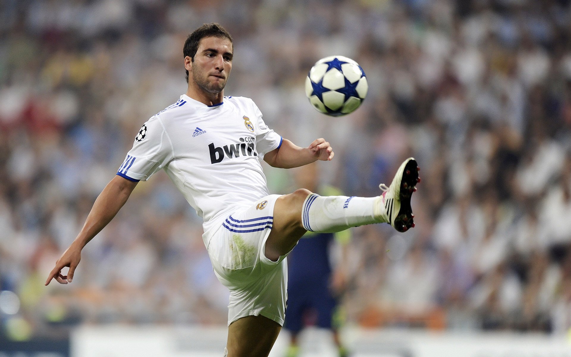 CBA球员在关键时刻挺身而出